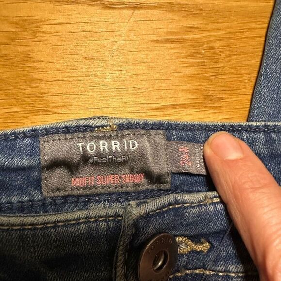 NWT torrid luxe skinny jeans 24 - Picture 2 of 10